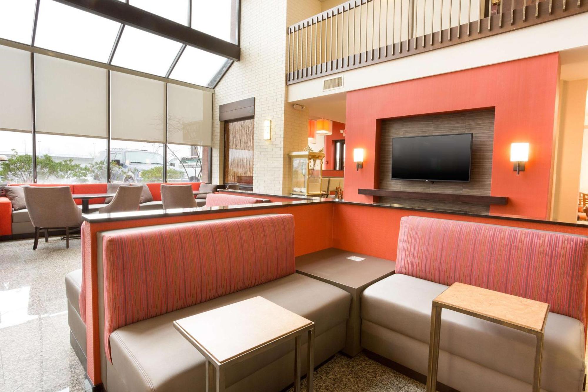 Drury & St. Louis Airport Hotel Edmundson