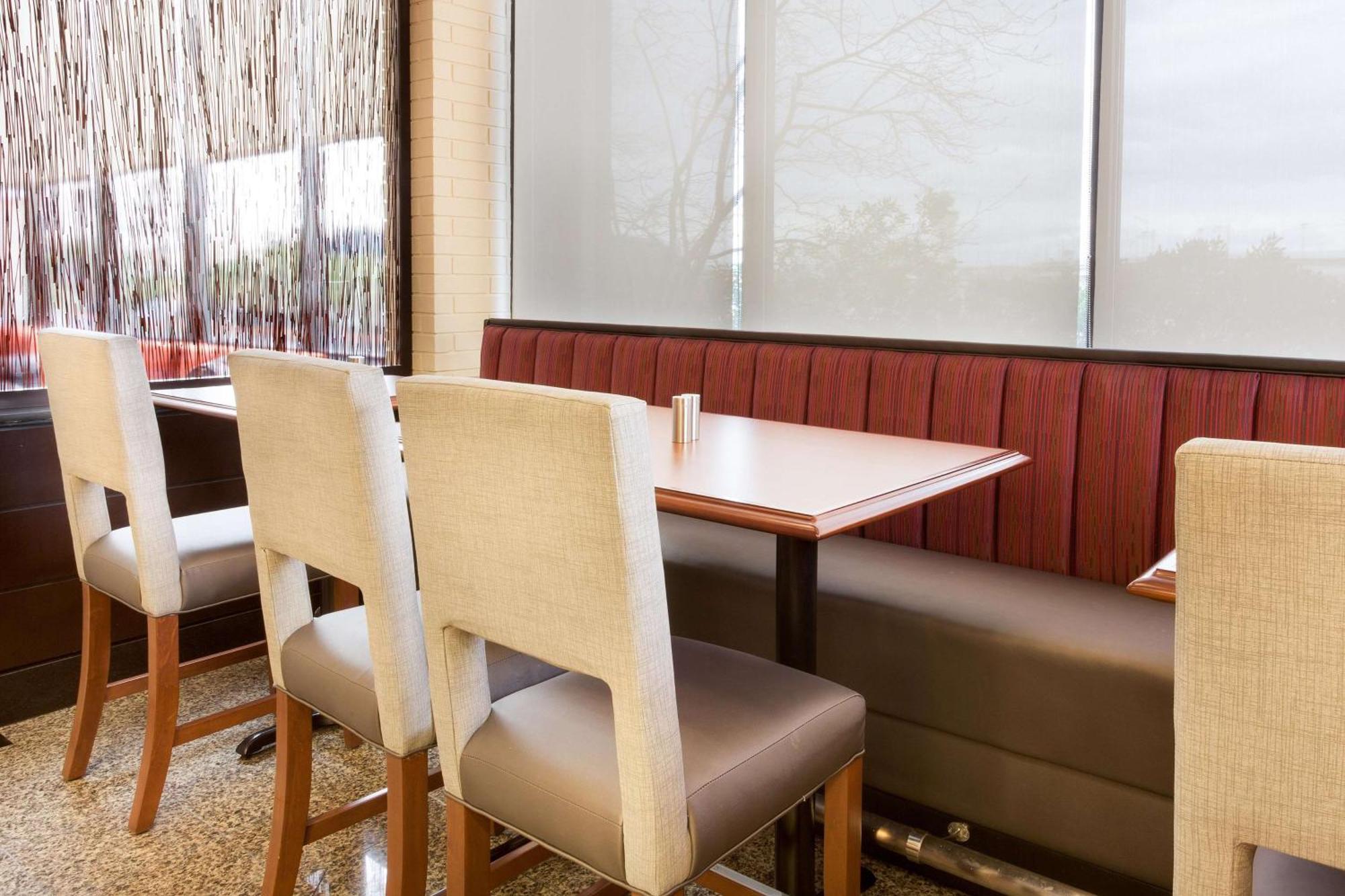 Hotel Drury & St. Louis Airport 3*